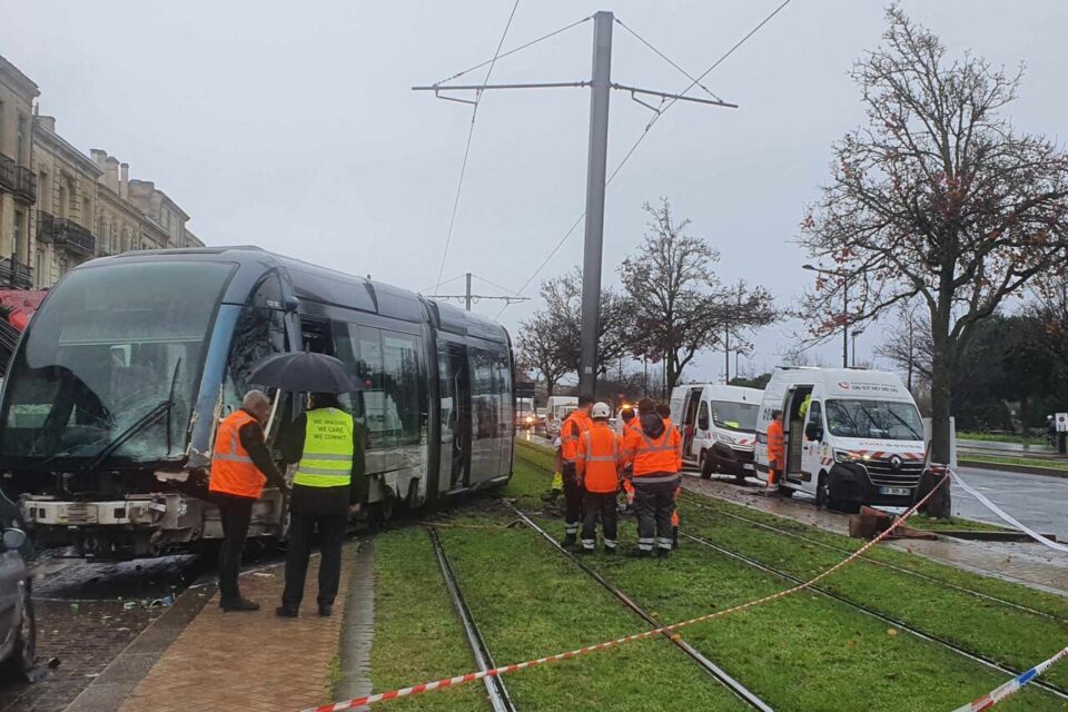 Accident Tramway Bordeaux: Bordeaux, France, Tram Derails After Colliding with Car, Two Injured in Dramatic Accident.